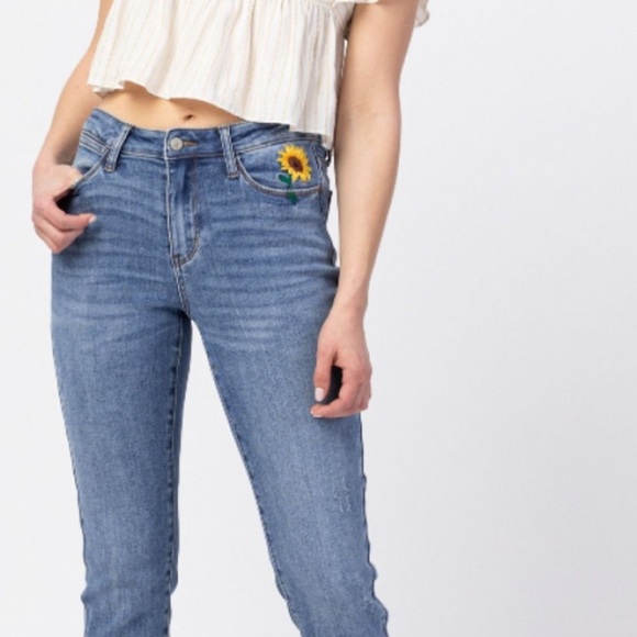Judy Blue Relaxed Jeans raw hem Sunflower Embroidery Women’s Sz 18W - Picture 6 of 9